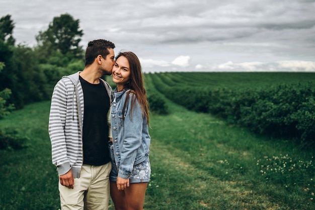 Cariñosa y linda pareja en la naturaleza