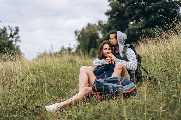 Cariñosa y linda pareja en la naturaleza