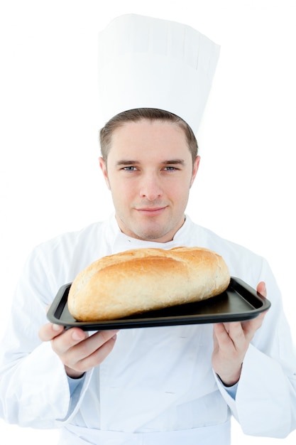 Carismático cocinero masculino sosteniendo un pan en la cámara