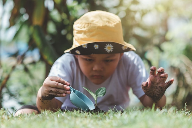 La carita del jardinero miraba crecer los arboles