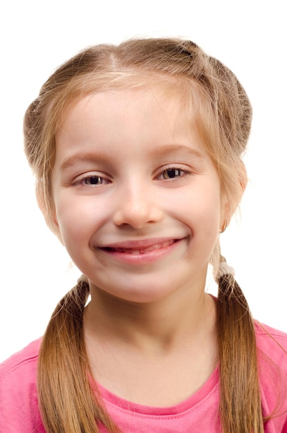 Carita de niña aislada en un fondo blanco