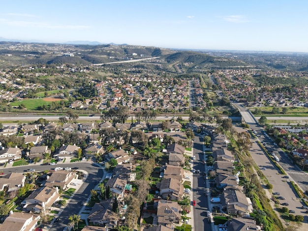 Carmel Valley con barrio suburbano en el valle de Black Mountain.