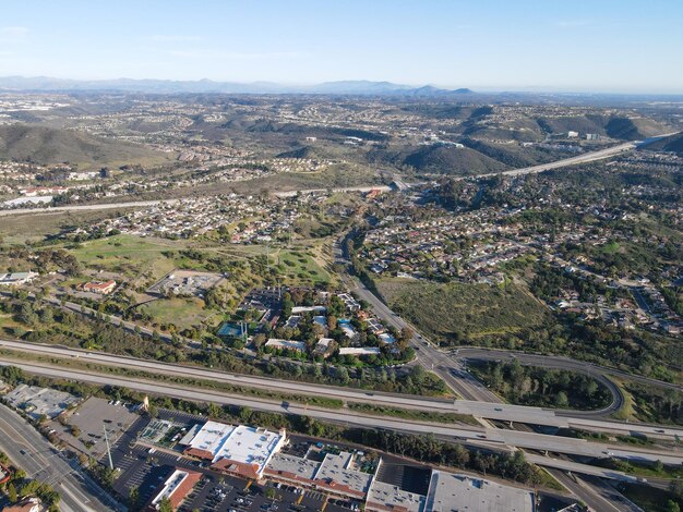 Carmel Valley con barrio suburbano en el valle de Black Mountain.