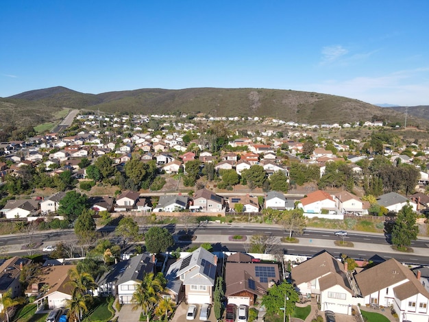 Carmel Valley con barrio suburbano en el valle de Black Mountain.