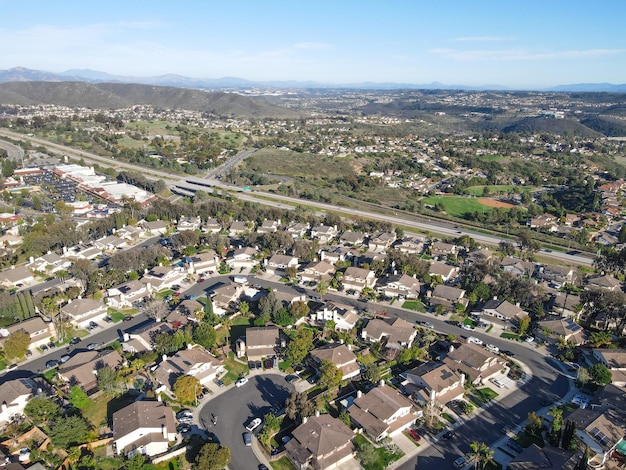 Carmel Valley com bairro suburbano no vale de Black Mountain.