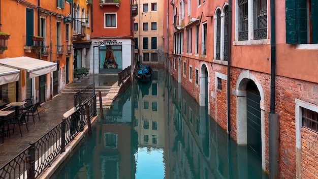 Carnaval de Veneza Pessoas no carnaval veneziano máscaras e trajes nas ruas de Veneza Itália Europa 10 de fevereiro de 2024