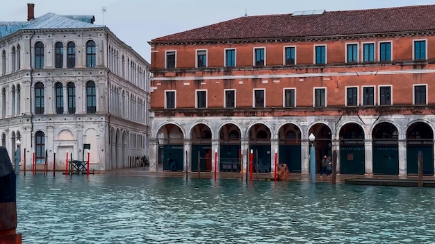 Carnaval de Veneza Pessoas no carnaval veneziano máscaras e trajes nas ruas de Veneza Itália Europa 10 de fevereiro de 2024