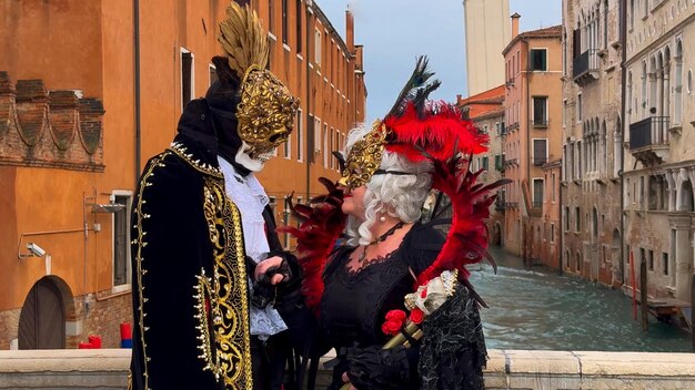 Carnaval de veneza pessoas no carnaval veneziano máscaras e trajes nas ruas de veneza itália europa 10 de fevereiro de 2024