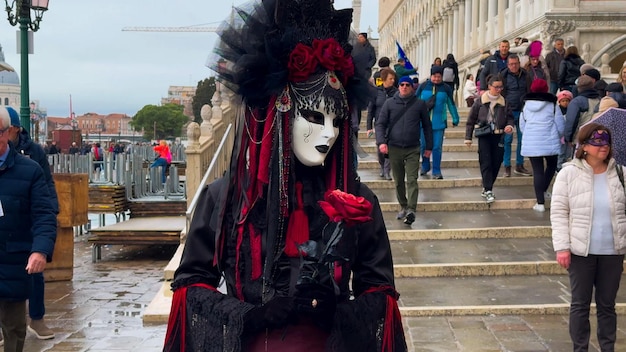 Carnaval de Veneza Pessoas no carnaval veneziano máscaras e trajes nas ruas de Veneza Itália Europa 10 de fevereiro de 2024