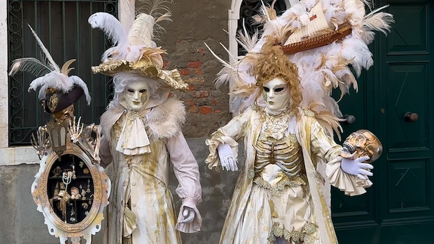 Foto carnaval de veneza pessoas no carnaval veneziano máscaras e trajes nas ruas de veneza itália europa 10 de fevereiro de 2024