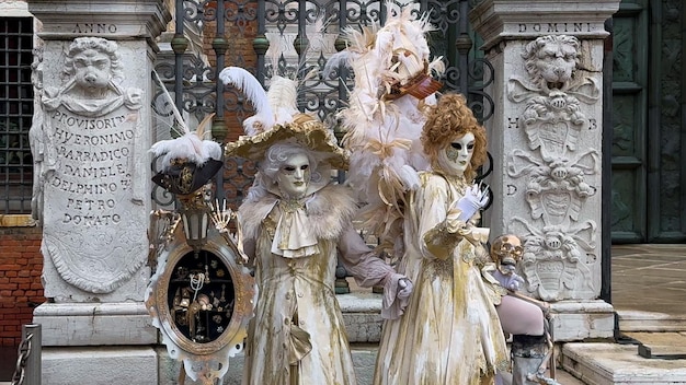 Carnaval de Veneza Pessoas no carnaval veneziano máscaras e trajes nas ruas de Veneza Itália Europa 10 de fevereiro de 2024