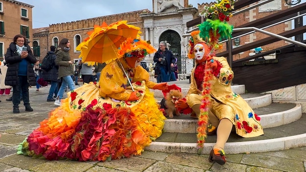 Foto carnaval de veneza pessoas no carnaval veneziano máscaras e trajes nas ruas de veneza itália europa 10 de fevereiro de 2024