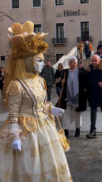 Foto carnaval de veneza pessoas no carnaval veneziano máscaras e trajes nas ruas de veneza itália europa 10 de fevereiro de 2024