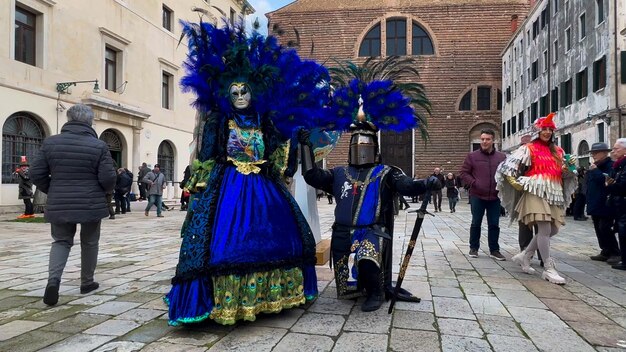 Foto carnaval de veneza pessoas no carnaval veneziano máscaras e trajes nas ruas de veneza itália europa 10 de fevereiro de 2024