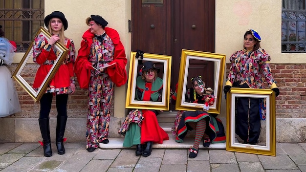 Foto carnaval de veneza pessoas no carnaval veneziano máscaras e trajes nas ruas de veneza itália europa 10 de fevereiro de 2024