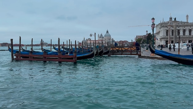 Carnaval de Veneza Pessoas no carnaval veneziano máscaras e trajes nas ruas de Veneza Itália Europa 10 de fevereiro de 2024