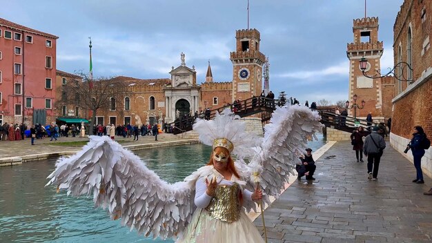 Foto carnaval de veneza pessoas no carnaval veneziano máscaras e trajes nas ruas de veneza itália europa 10 de fevereiro de 2024