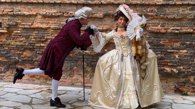 Foto carnaval de veneza pessoas no carnaval veneziano máscaras e trajes nas ruas de veneza itália europa 10 de fevereiro de 2024