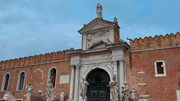 Carnaval de veneza pessoas no carnaval veneziano máscaras e trajes nas ruas de veneza itália europa 10 de fevereiro de 2024