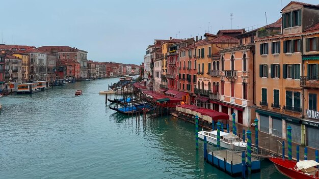 Carnaval de Veneza Pessoas no carnaval veneziano máscaras e trajes nas ruas de Veneza Itália Europa 10 de fevereiro de 2024