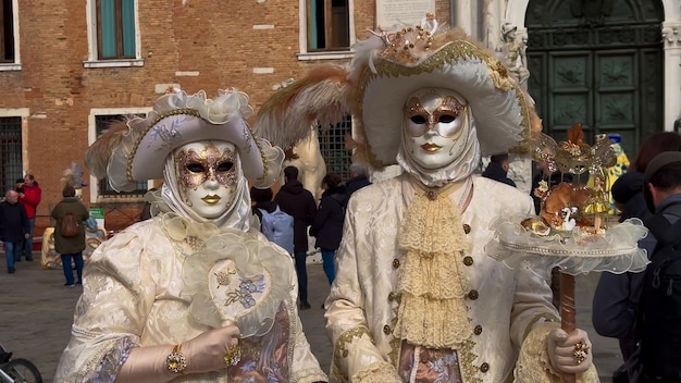 Foto carnaval de veneza pessoas no carnaval veneziano máscaras e trajes nas ruas de veneza itália europa 10 de fevereiro de 2024