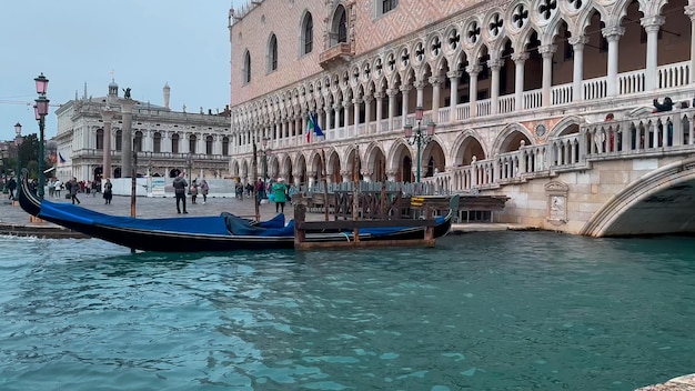 Foto carnaval de veneza pessoas no carnaval veneziano máscaras e trajes nas ruas de veneza itália europa 10 de fevereiro de 2024