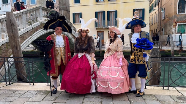 Foto carnaval de veneza pessoas no carnaval veneziano máscaras e trajes nas ruas de veneza itália europa 10 de fevereiro de 2024