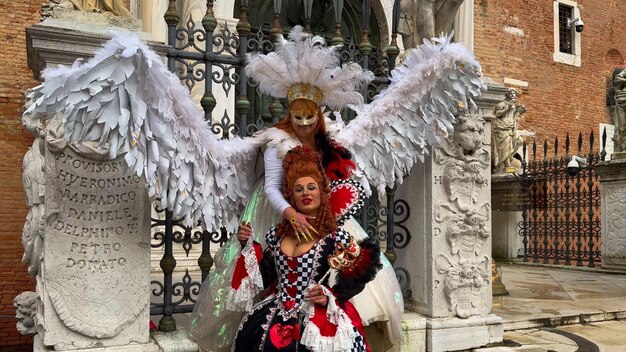 Foto carnaval de veneza pessoas no carnaval veneziano máscaras e trajes nas ruas de veneza itália europa 10 de fevereiro de 2024