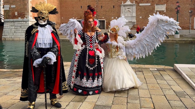 Foto carnaval de veneza pessoas no carnaval veneziano máscaras e trajes nas ruas de veneza itália europa