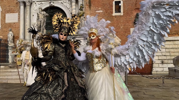 Carnaval de Veneza Pessoas no carnaval veneziano máscaras e trajes nas ruas de Veneza Itália Europa