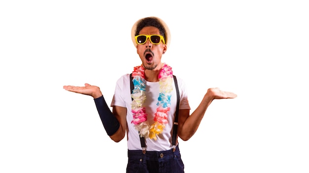 Foto carnaval homem negro magnífico com traje de carnaval brasileiro