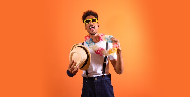 Foto carnaval homem negro magnífico com traje de carnaval brasileiro