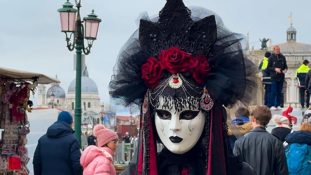 Carnaval de Venecia La gente en el carnaval veneciano máscaras y trajes en las calles de Venecia Italia Europa 10 de febrero de 2024