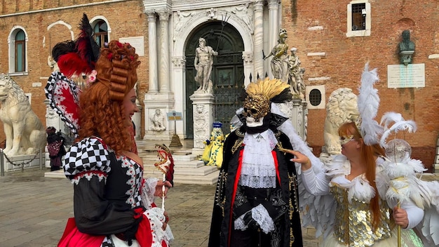 Carnaval de Venecia La gente en el carnaval veneciano máscaras y trajes en las calles de Venecia Italia Europa 10 de febrero de 2024