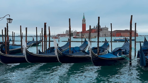 Carnaval de Venecia Gente en el carnaval veneciano máscaras y trajes en las calles de Venecia Italia Europa