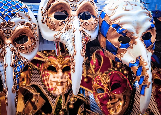 El carnaval veneciano brillante enmascara la mascarada de Italia en Venecia