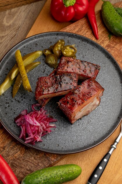 Carne ahumada con col en escabeche y pepinos en escabeche