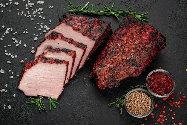 Carne ahumada en una mesa de madera con adición de hierbas frescas y especias aromáticas Producto natural de granja orgánica