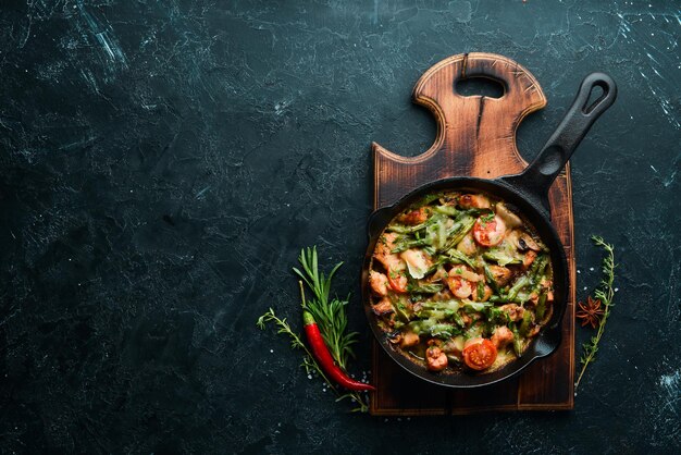 Carne al horno con frijoles tomates y verduras en una sartén Vista superior Espacio libre para el texto