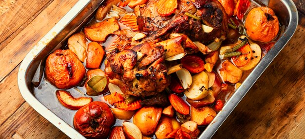 Carne al horno con frutas de otoño