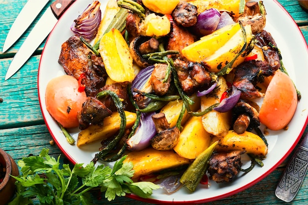 Carne al horno con patatas, manzanas, setas y quimbombó. Carne asada con verduras.