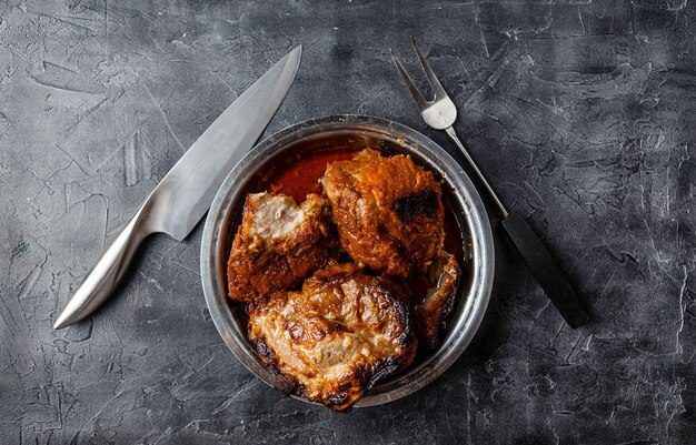 Carne al horno en un plato