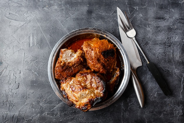 Carne al horno en un plato