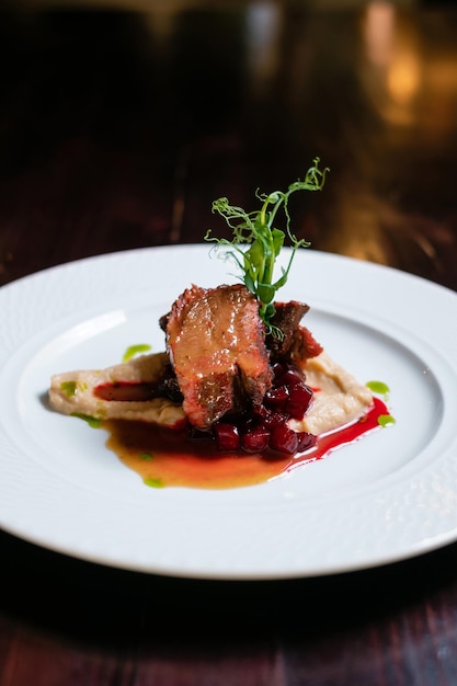 Carne al horno con salsa Concepto de diseño de menú de restaurante