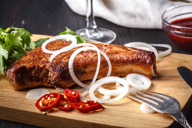 Carne al horno sobre tabla para cortar madera