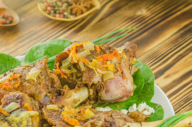 Carne al horno con verduras y verduras.