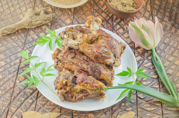 Carne al horno con verduras y verduras.