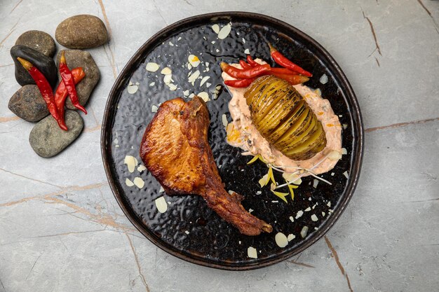 La carne se asa a la parrilla con salsa de papas fritas con hueso