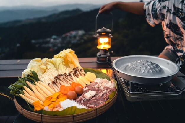 Carne asada y asada en reposo en la montaña