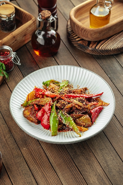 Carne asada de cocina asiática con pimientos